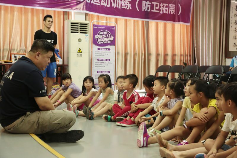 少兒安全防衛(wèi)專家為金沛教育小學員進行防衛(wèi)拓展訓練