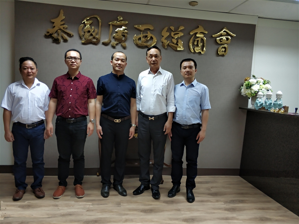 從左往右依次為國際部合伙人林健偉先生（左一），國際部總監(jiān)吳琪先生（左二），執(zhí)行董事粟宥朝先生（左三），商會主席李宇明（右二），國際部合伙人黃文超先生（右一）