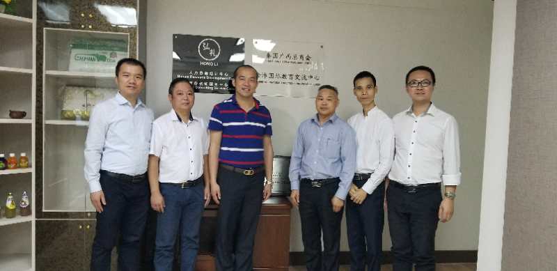 國際部合伙人黃文超（左一），林健偉（左二）國際部總監(jiān)吳琪（右一）執(zhí)行董事粟宥朝（左三），泰國廣西總商會(huì)副主席劉漢政（右二），泰國華人青年商會(huì)會(huì)長助理黃志乾(右三)