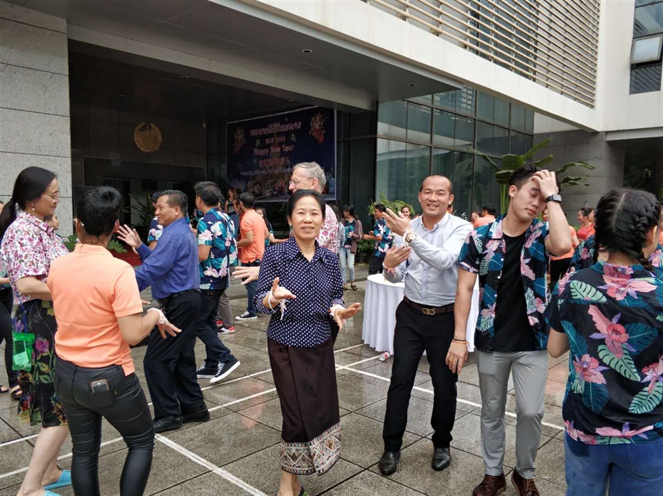 老撾駐南寧總領事萬希·維麗雅彭女士與廣西金沛教育執(zhí)行董事粟宥朝先生一起在總領事館廣場載歌載舞