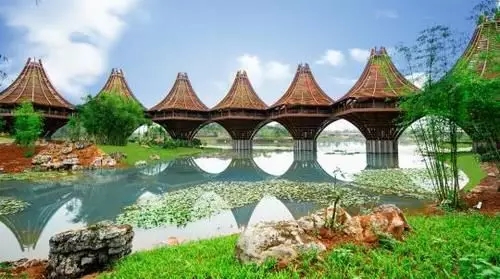 圖為中國-東盟友誼館。該建筑以廣西的風(fēng)雨橋?yàn)樵?，寓意“手拉手，心連心”。表達(dá)中國與東盟十國睦鄰友好、合作共贏之意。