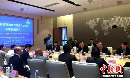 柬埔寨主流媒體采訪團(tuán)在廣西大學(xué)與師生交流。