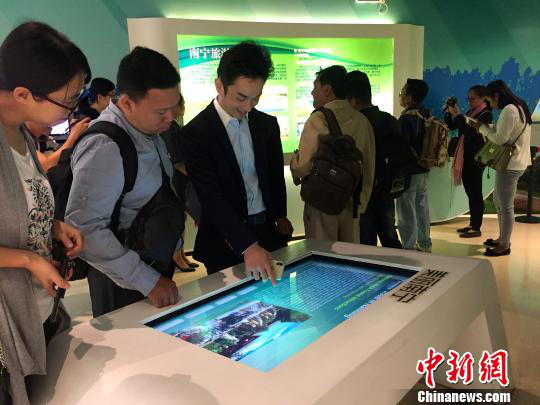 柬埔寨主流媒體采訪團(tuán)參觀南寧市規(guī)劃館。