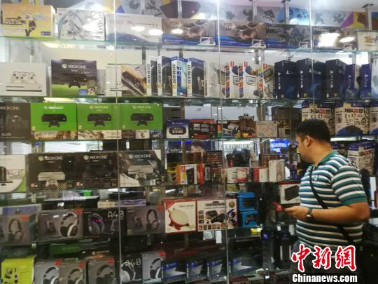 菲律賓統(tǒng)計局(Philippine Statistics Authority)5日發(fā)布10月份全國勞動力調(diào)查報告顯示，2018年10月就業(yè)不足率降至13.3%，而2017年10月為15.9%。圖為馬尼拉馬卡蒂一商場，貨品充足，青年人消費暢旺。 關(guān)向東 攝