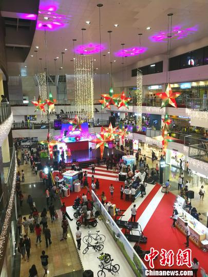 圖為馬尼拉馬卡蒂一商場，開始歲末大促銷，青年人消費暢旺。 關(guān)向東 攝