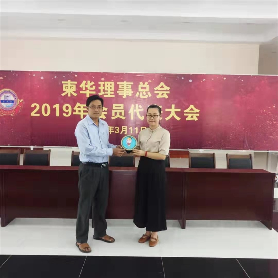 與柬華理事總會(huì)鐘耀輝秘書(shū)長(zhǎng)合影，并交換了紀(jì)念品