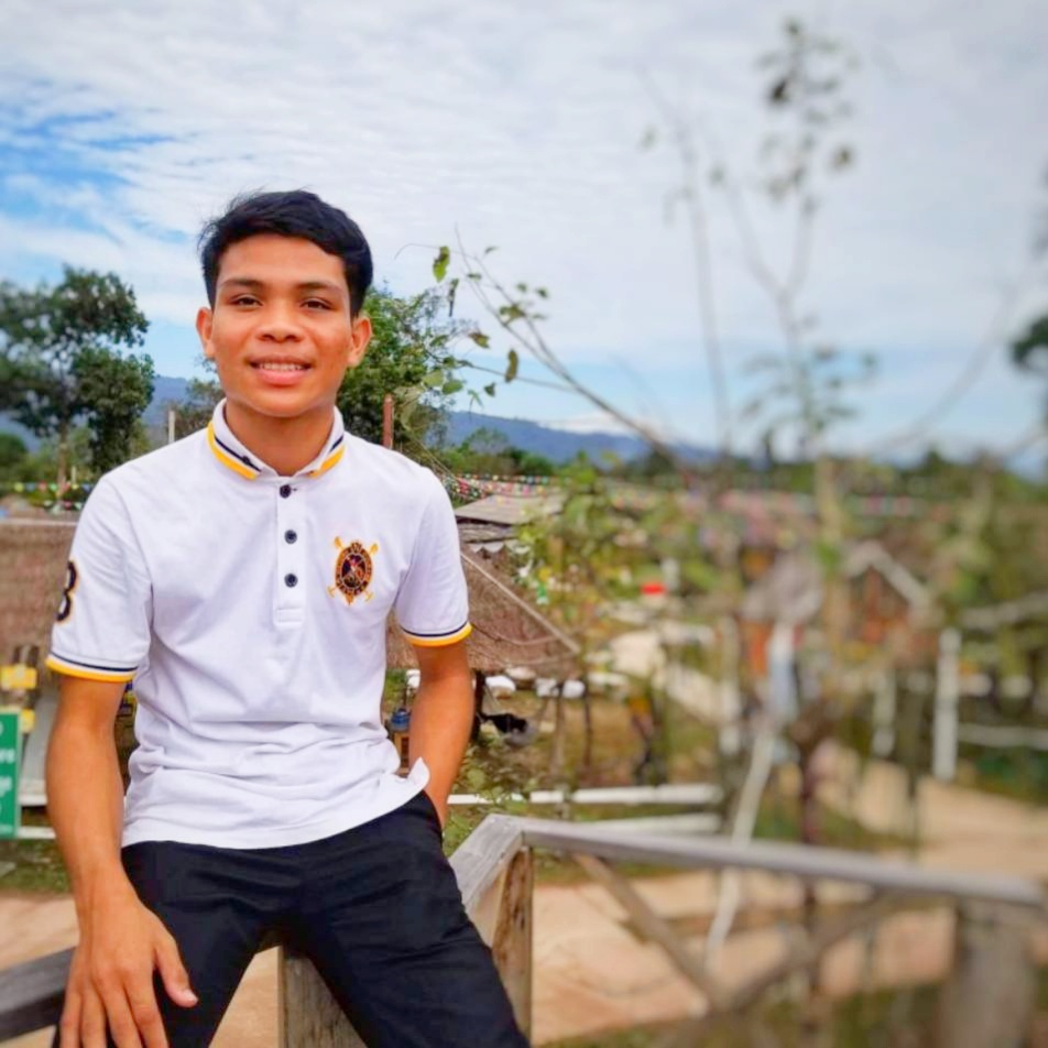 何冀南，柬埔寨人 老撾國(guó)立大學(xué)建筑學(xué)院城市規(guī)劃專(zhuān)業(yè)